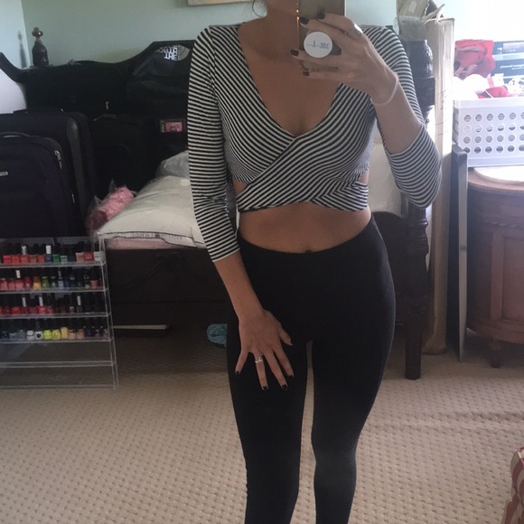 Hollister black white striped size small crop top criss cross - Picture 2 of 4